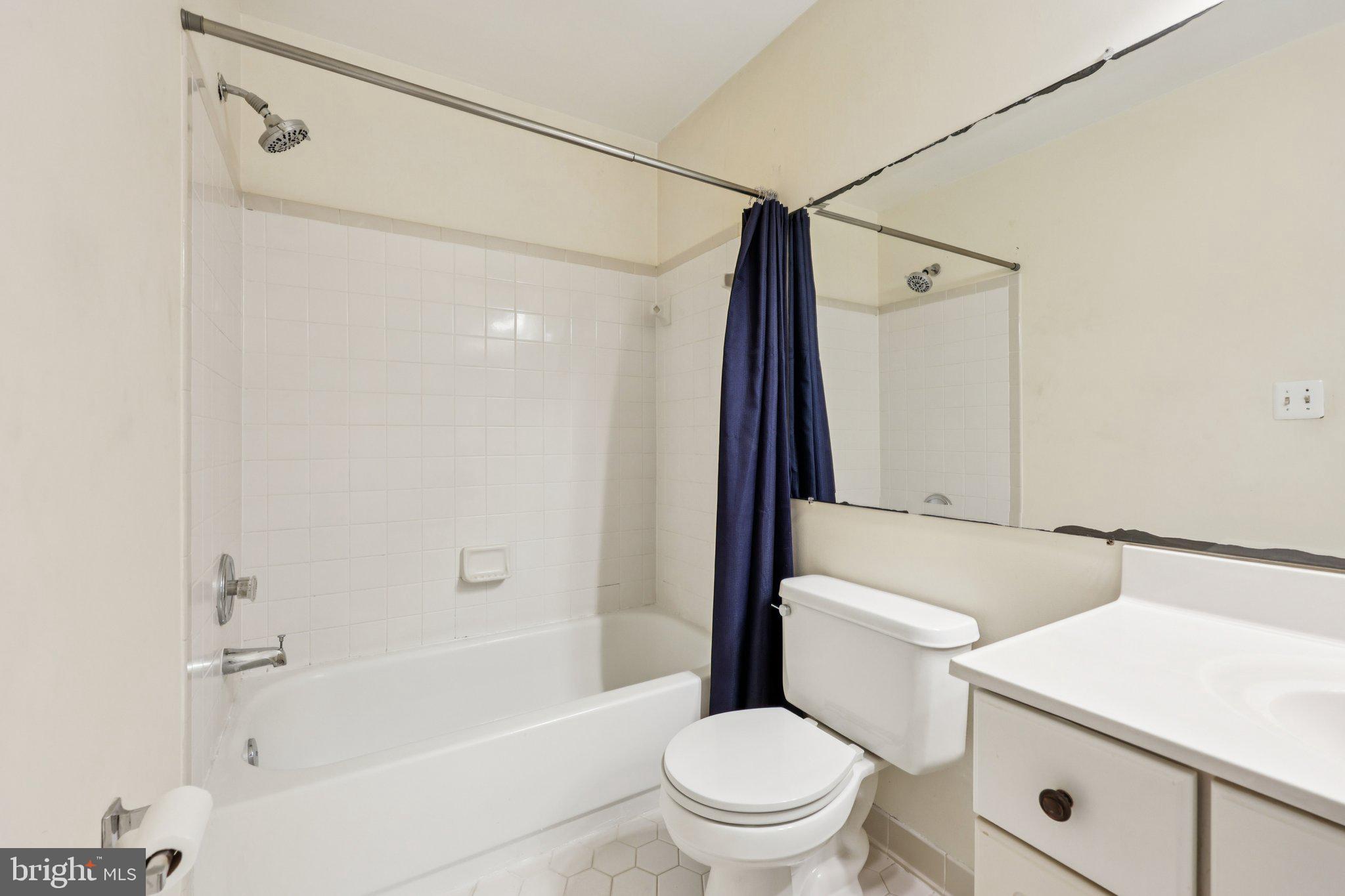 10457 Pineview Road Manassas, VA 20111 - Photo 28 of 55 a bathroom with a sink a toilet and a bathtub