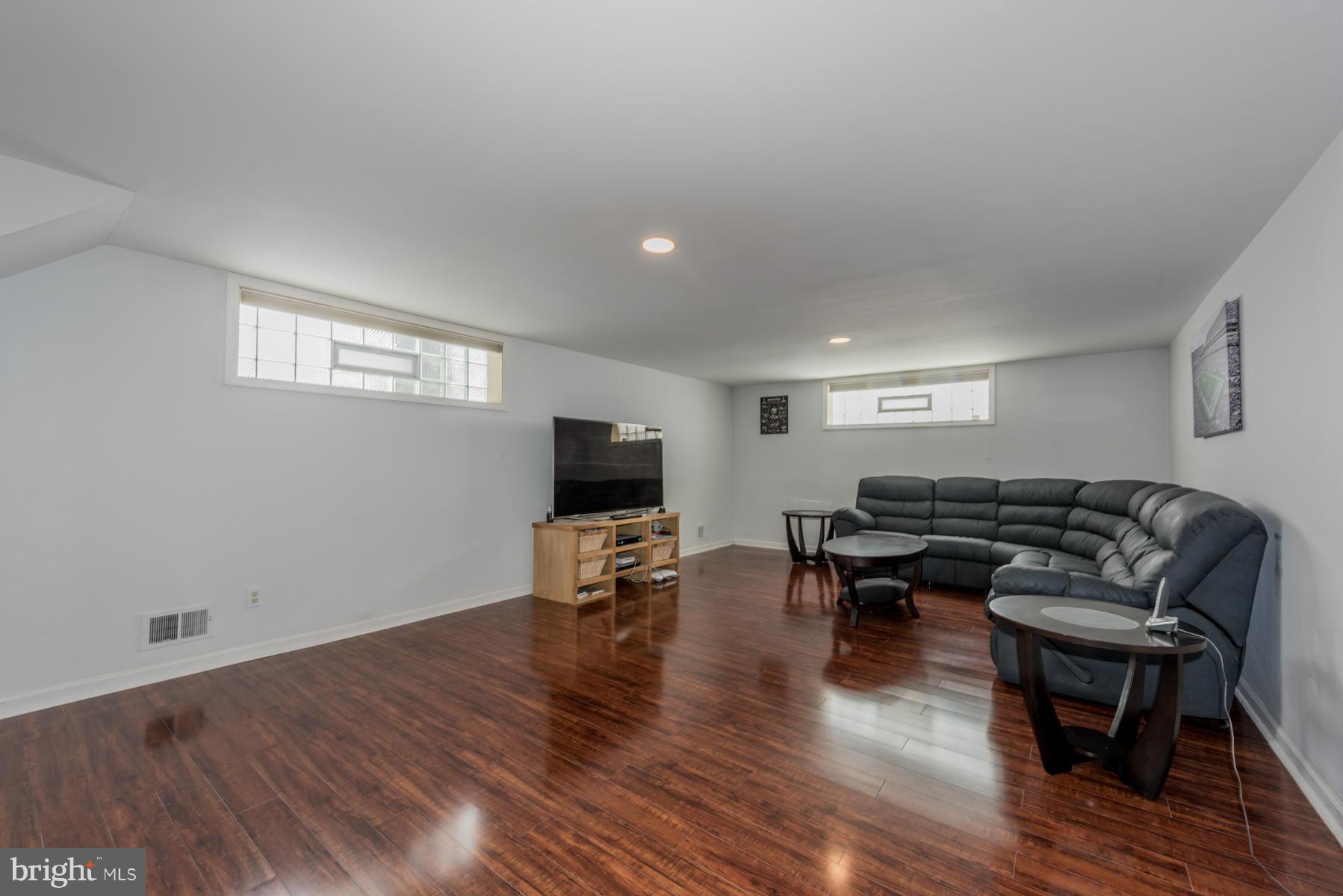 10145 Charington Road Cockeysville, MD 21030 - Photo 23 of 30 Large living area