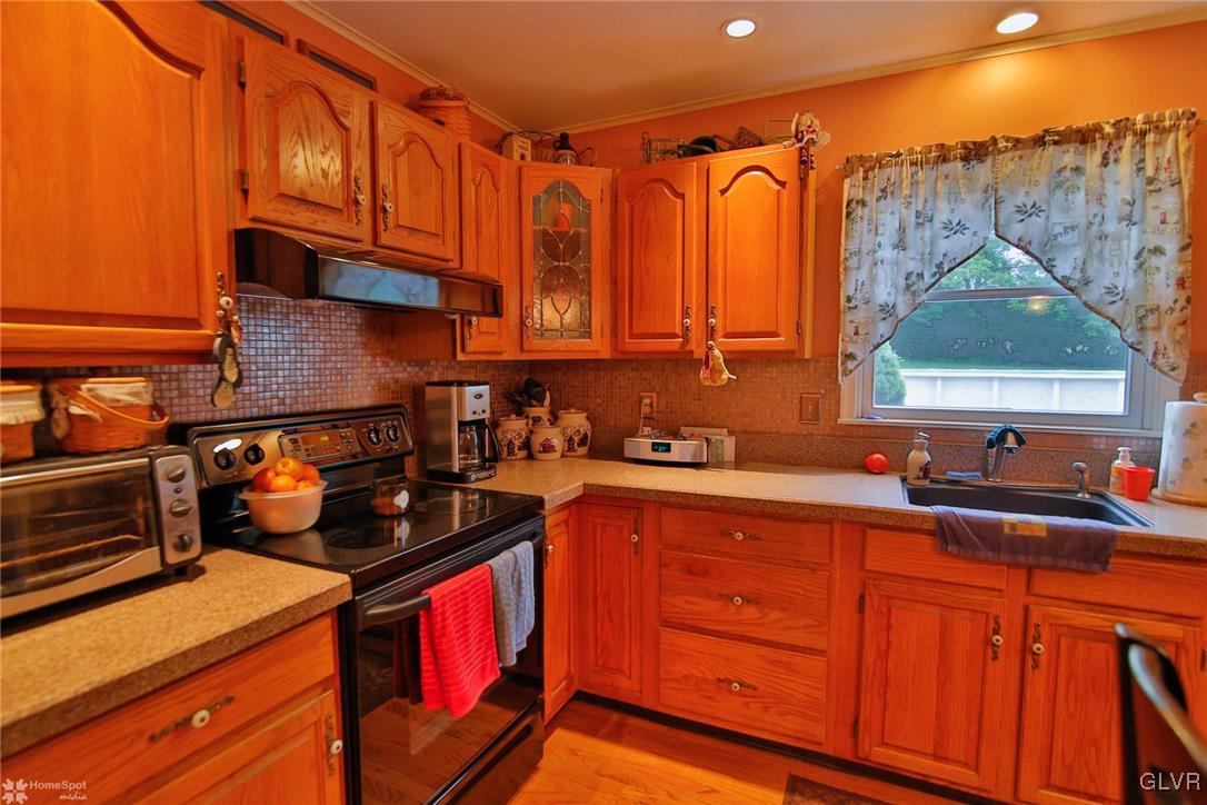 46 South Penn Dixie Road Nazareth, PA 18064 - Photo 5 of 36 Gorgeous Oak Kitchen with Hardwood Floors and Isla