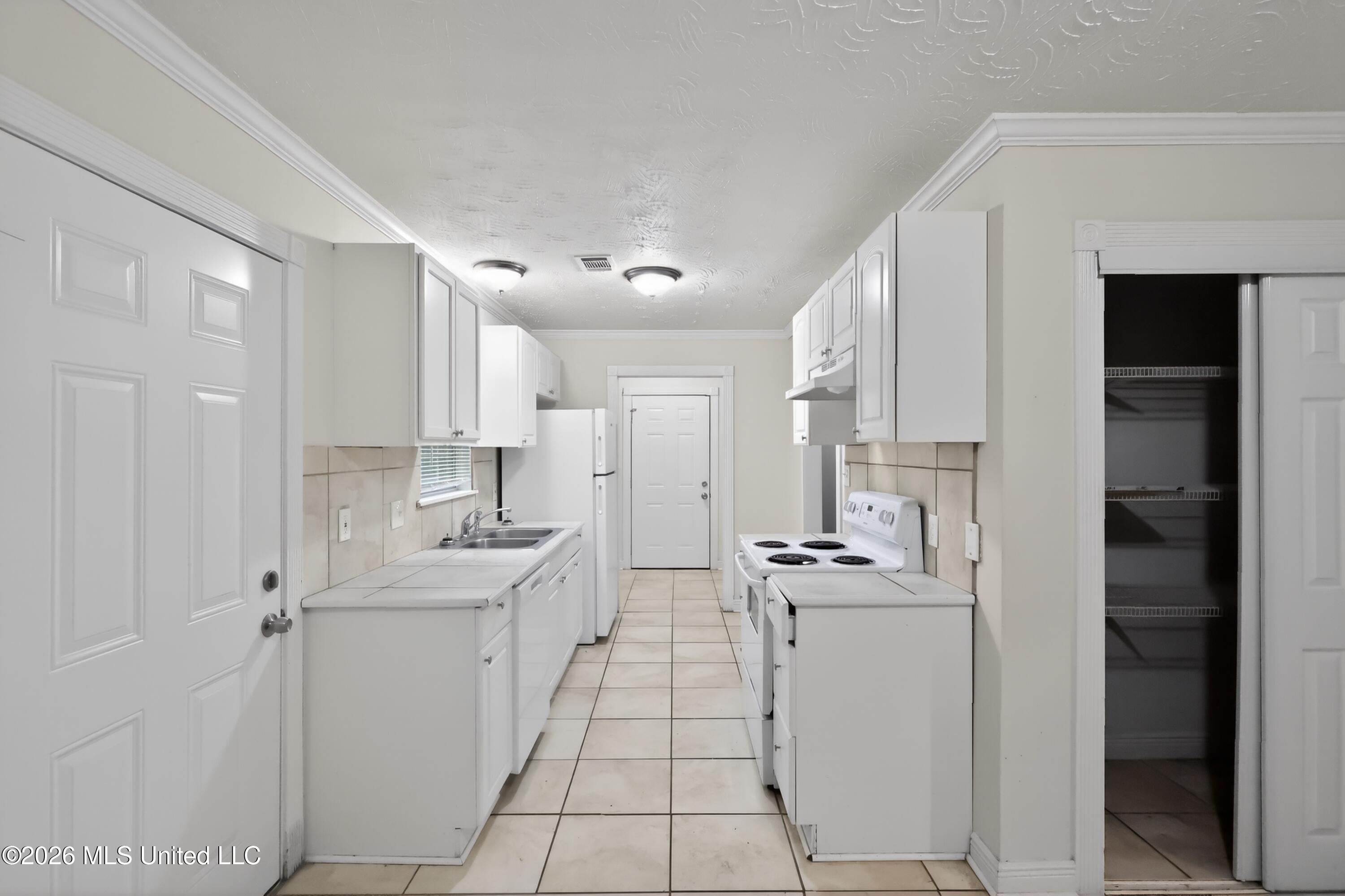 4003 West Lake Road Jackson, MS 39212 - Photo 21 of 38 21_4003_W_Lake_Rd-Kitchen-5509