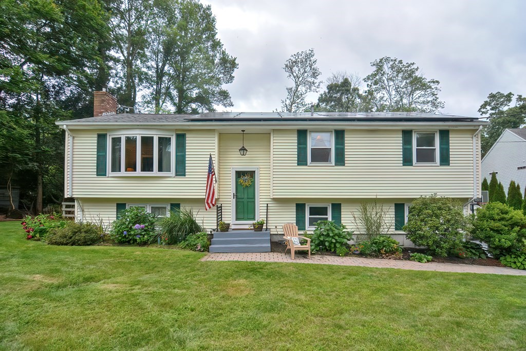 23 Carpenter Road Northbridge, MA 01588 - Photo 1 of 38 a front view of a house with garden