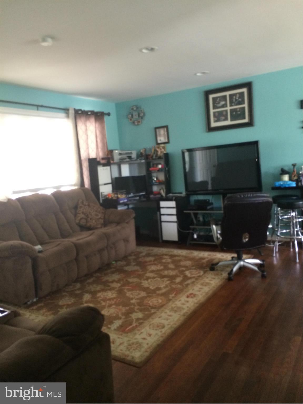 1813 Brierfield Road Oxon Hill, MD 20745 - Photo 5 of 20 Living Room
