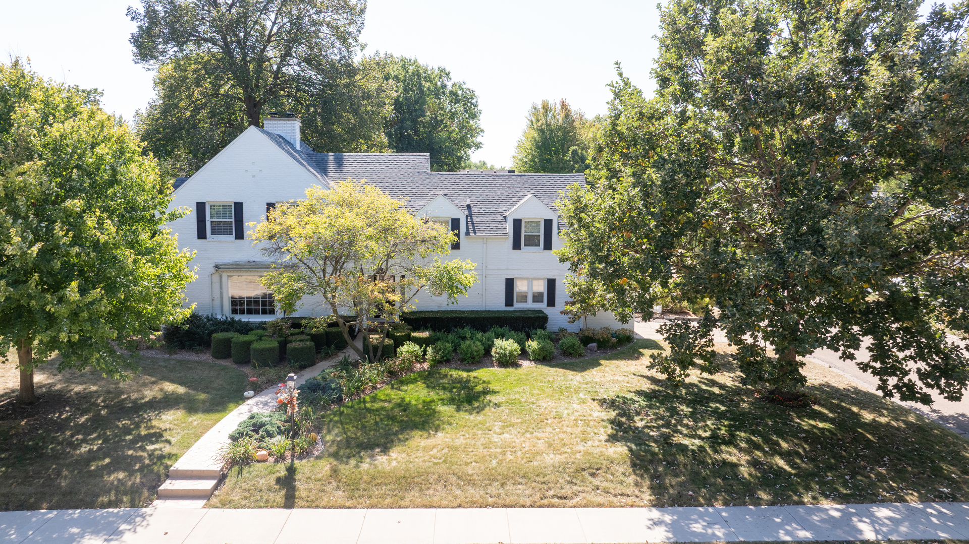 a view of house with garden
