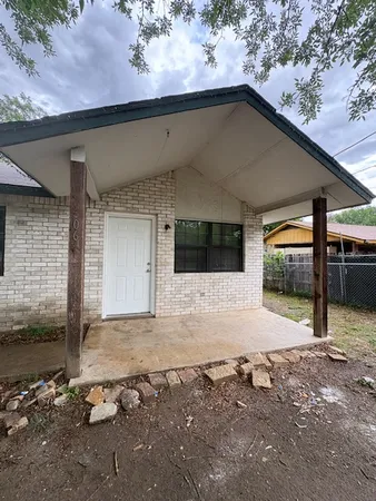 $1,700 | 606 Guadalimar Street, Lockhart, TX 78644