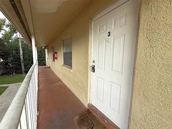 a sign that is sitting in front of a building