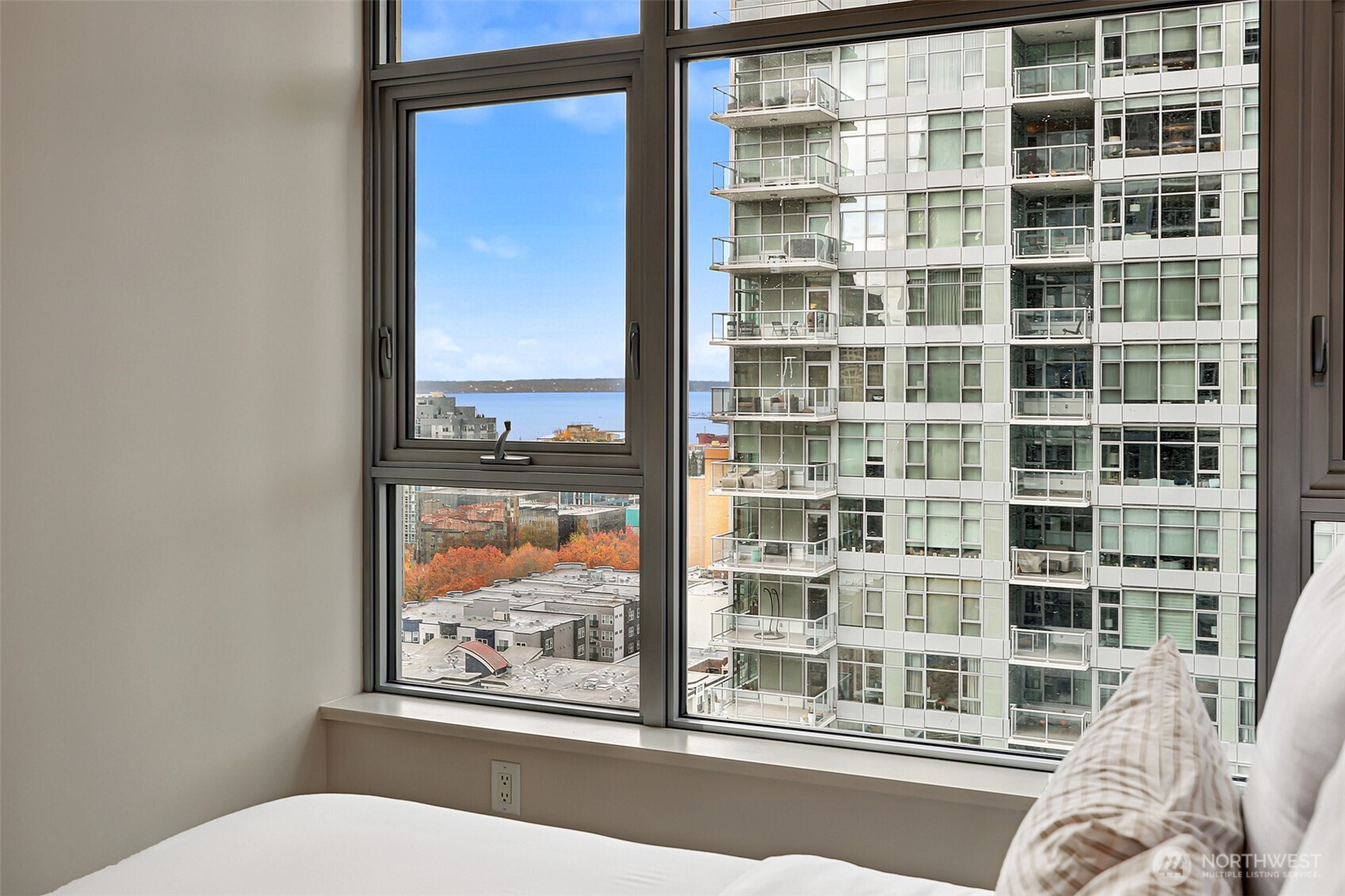 588 Bell Street, Unit 2008S Seattle, WA 98121 - Photo 15 of 38