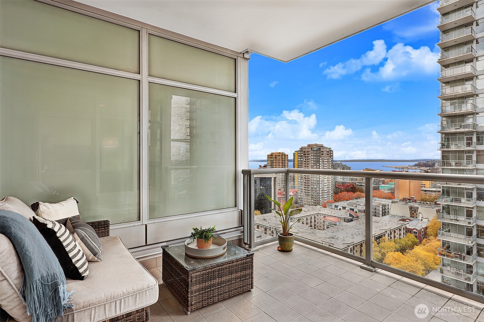 588 Bell Street, Unit 2008S Seattle, WA 98121 - Photo 7 of 38