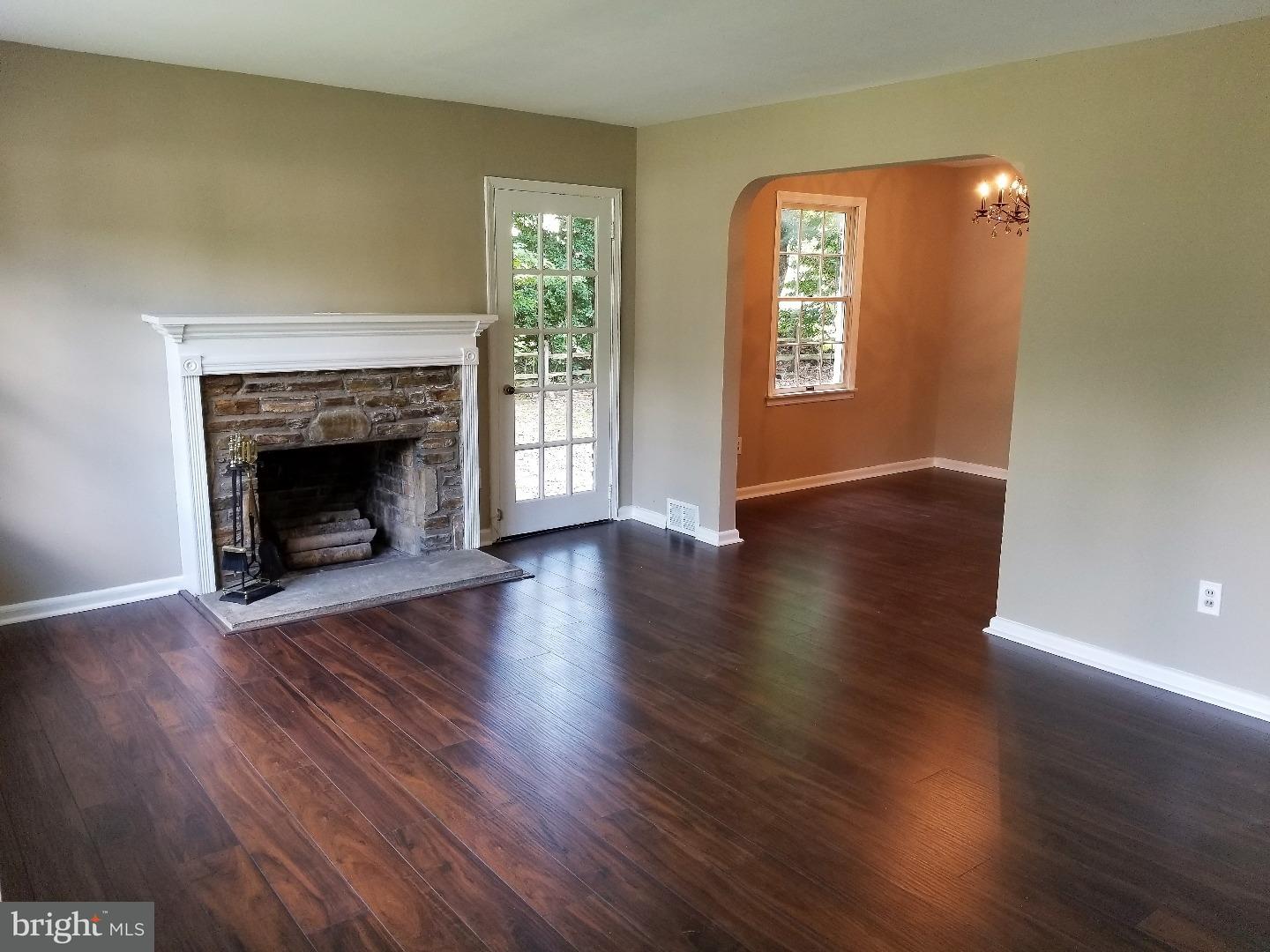 816 Maple Lane Riverside, NJ 08075 - Photo 3 of 25 Living Room