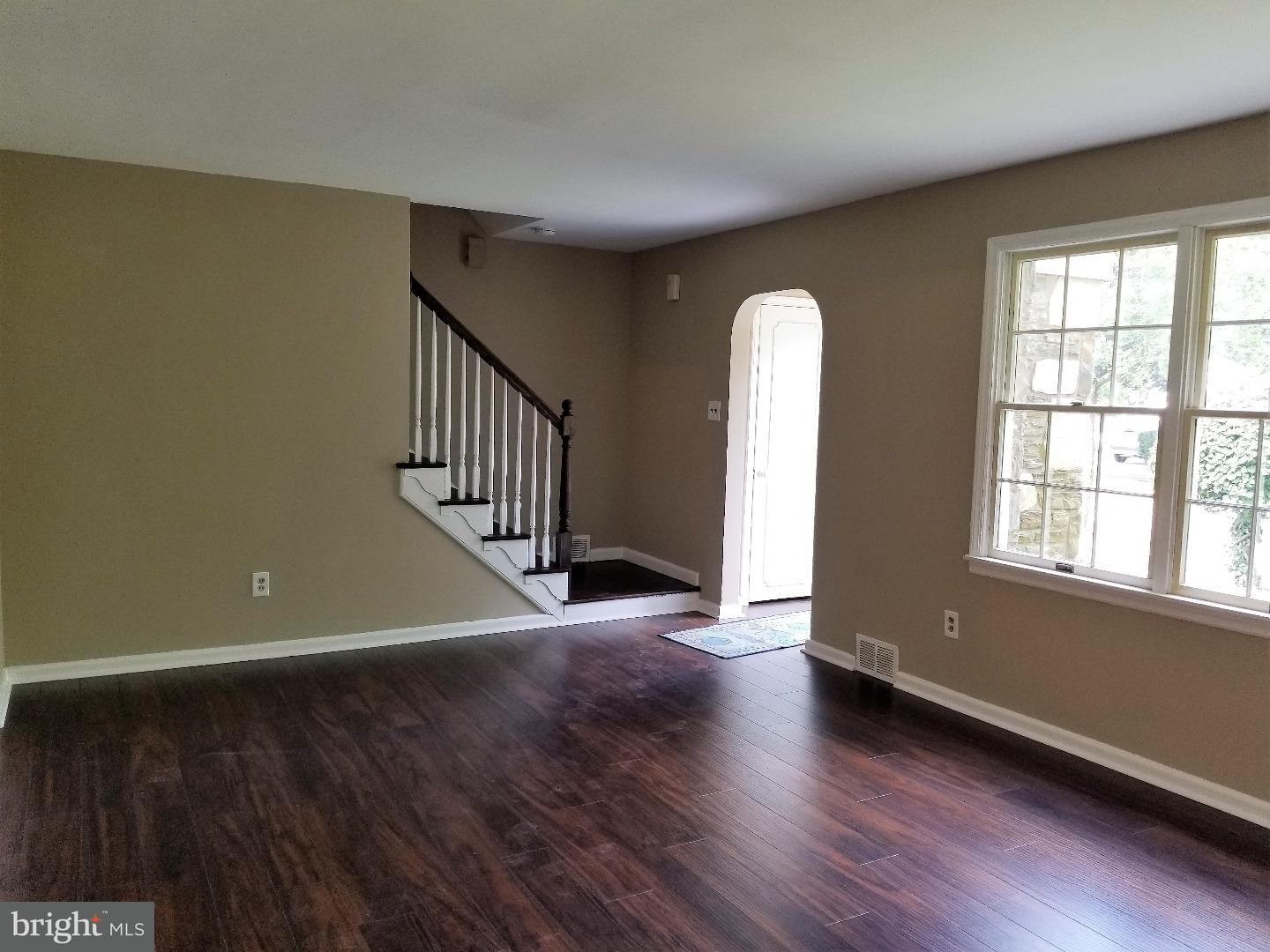 816 Maple Lane Riverside, NJ 08075 - Photo 4 of 25 Living Room