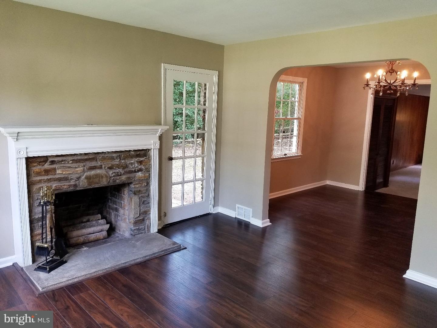 816 Maple Lane Riverside, NJ 08075 - Photo 5 of 25 Living Room