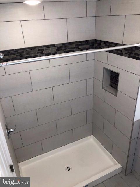 31 Victoria Square Frederick, MD 21702 - Photo 8 of 28 1st Floor Bath Shower