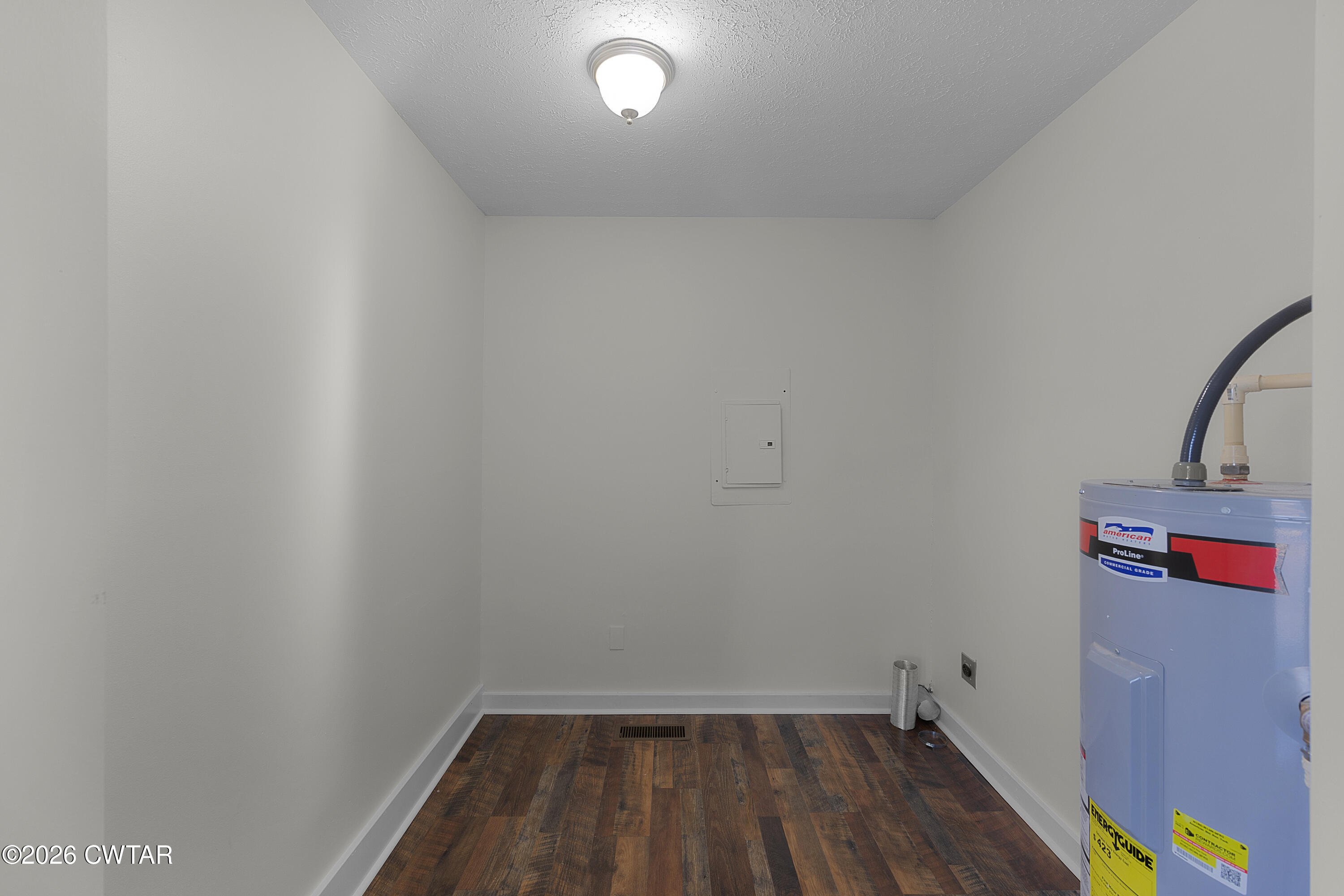 244 Loop Road Trenton, TN 38382 - Photo 14 of 25 a small space with wooden floor and a window