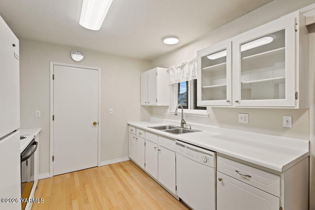 7610 Summitview Avenue, Unit 11 Yakima, WA 98908 - Photo 13 of 20 a bathroom with a sink and a mirror