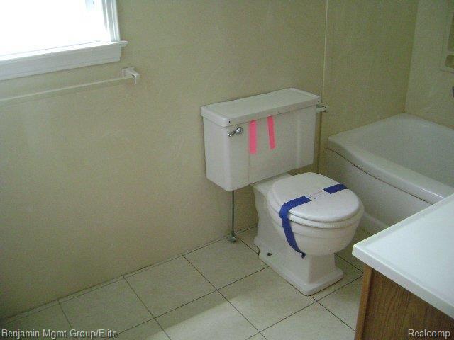 635 North Wixom Road Wixom, MI 48393 - Photo 9 of 9 Bathroom