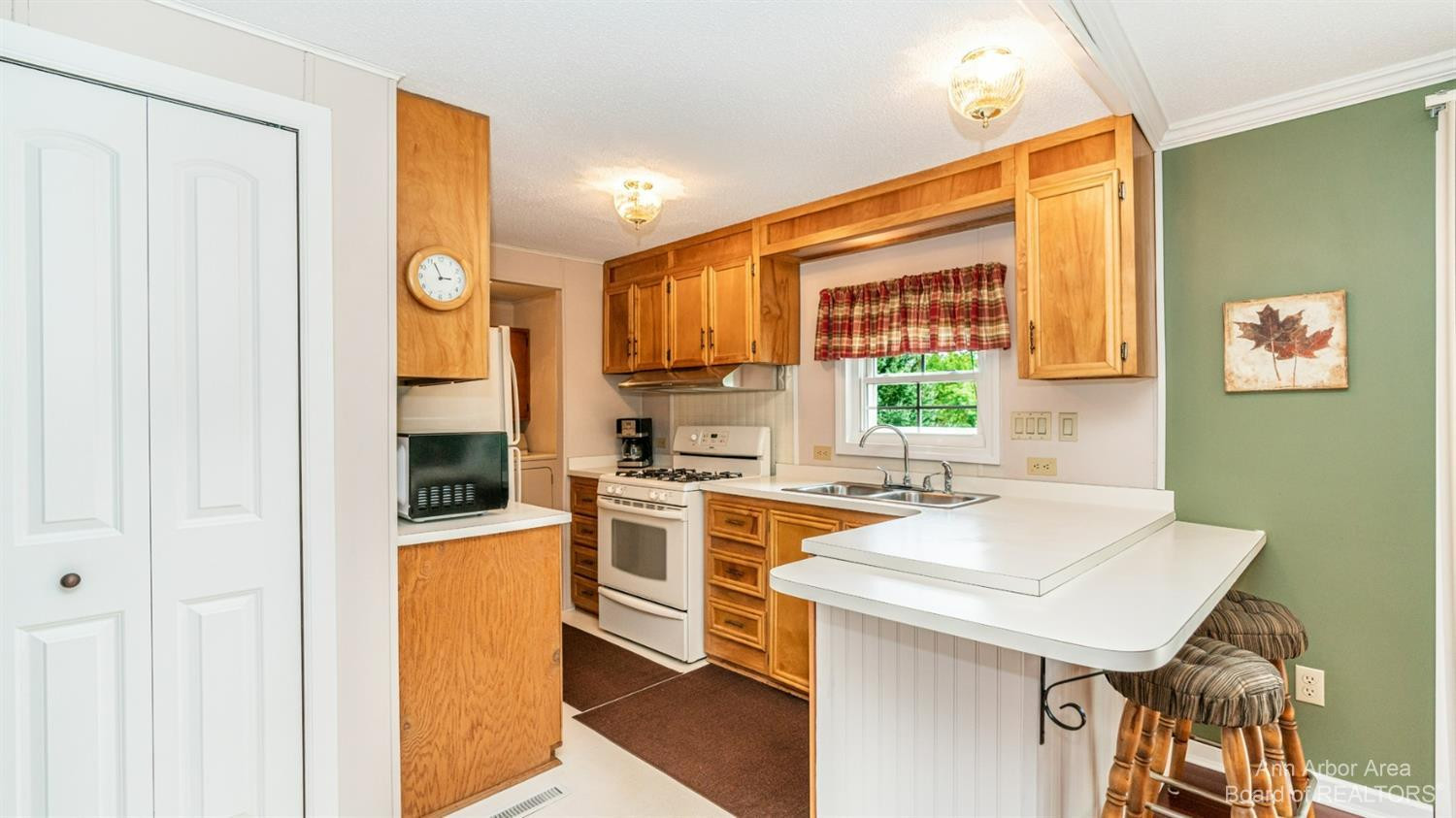 18265 Garvey Road Chelsea, MI 48118 - Photo 23 of 55 Kitchen with peninsula