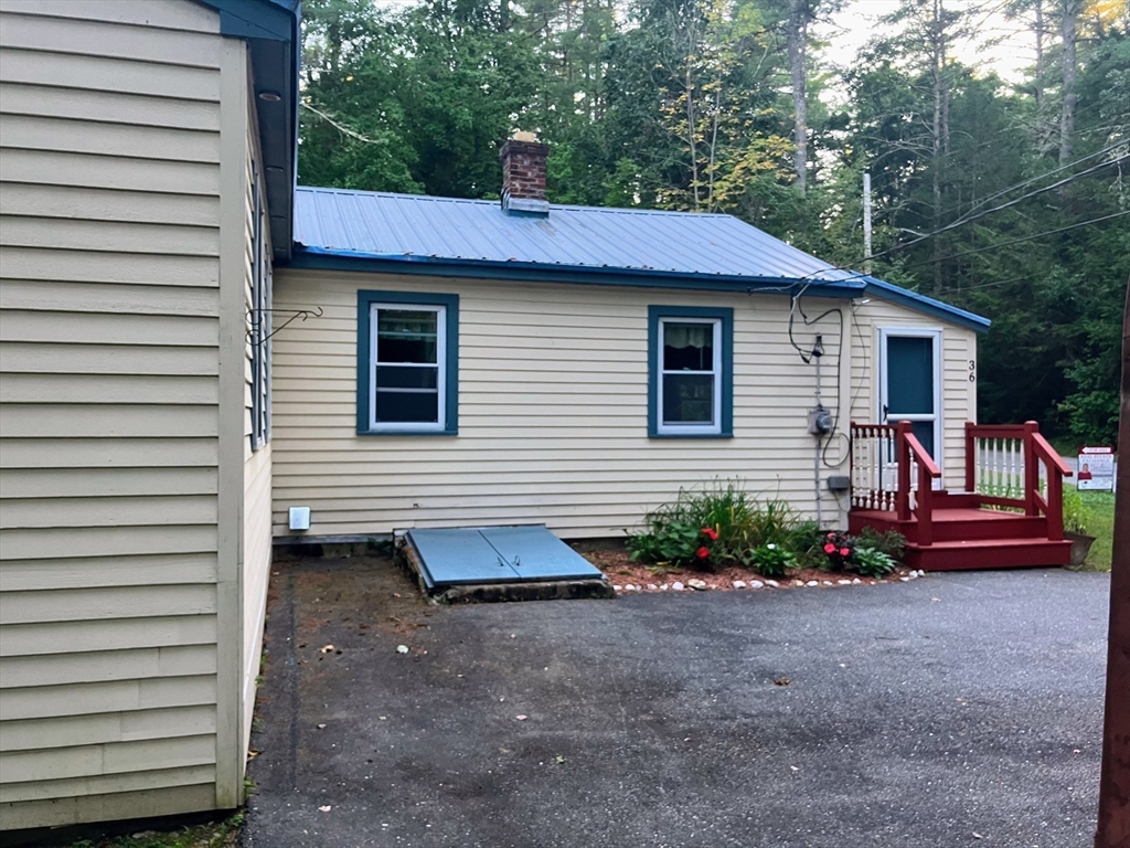 36 Old Battery Road Townsend, MA 01474 - Photo 4 of 33 a view of a house with a yard and a garage