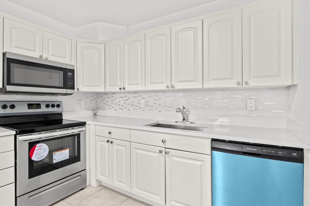 2044 Hythe A Boca Raton, FL 33434 - Photo 9 of 34 DSC04885