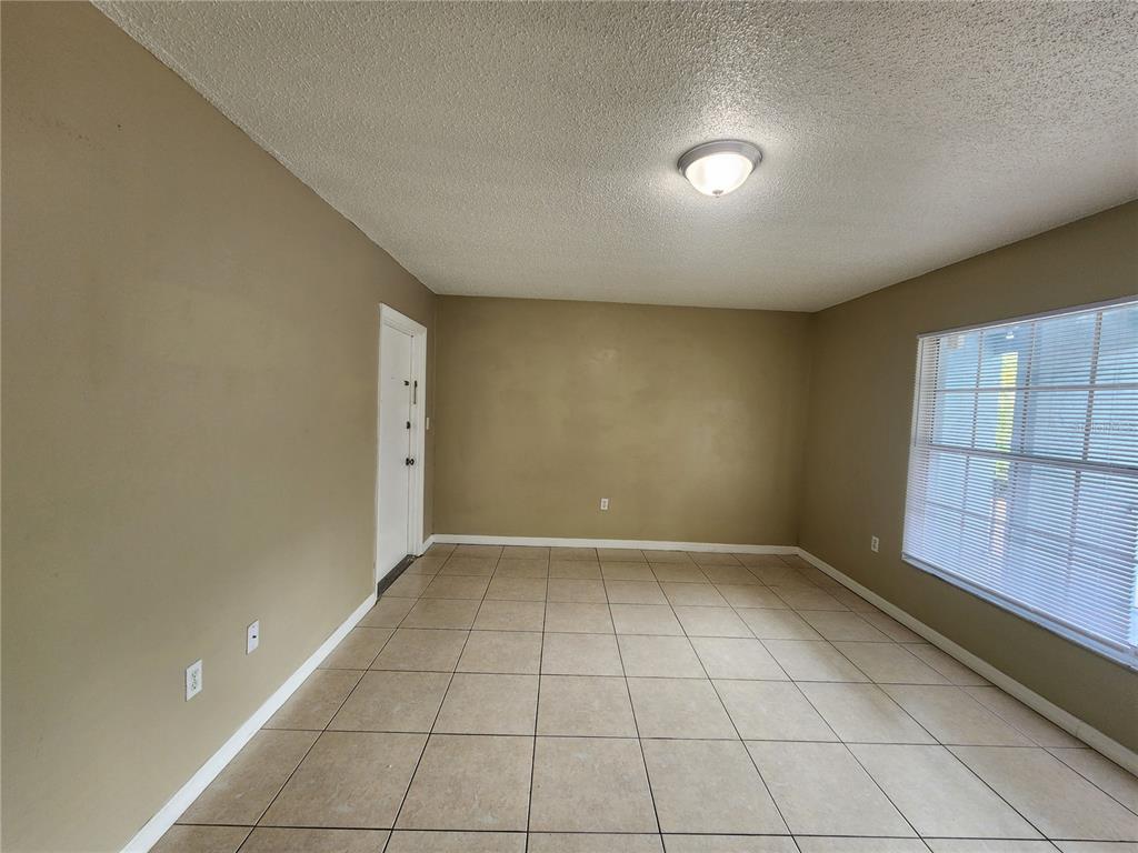 5228 Curry Ford Road, Unit 320 Orlando, FL 32812 - Photo 3 of 19 en empty room with windows