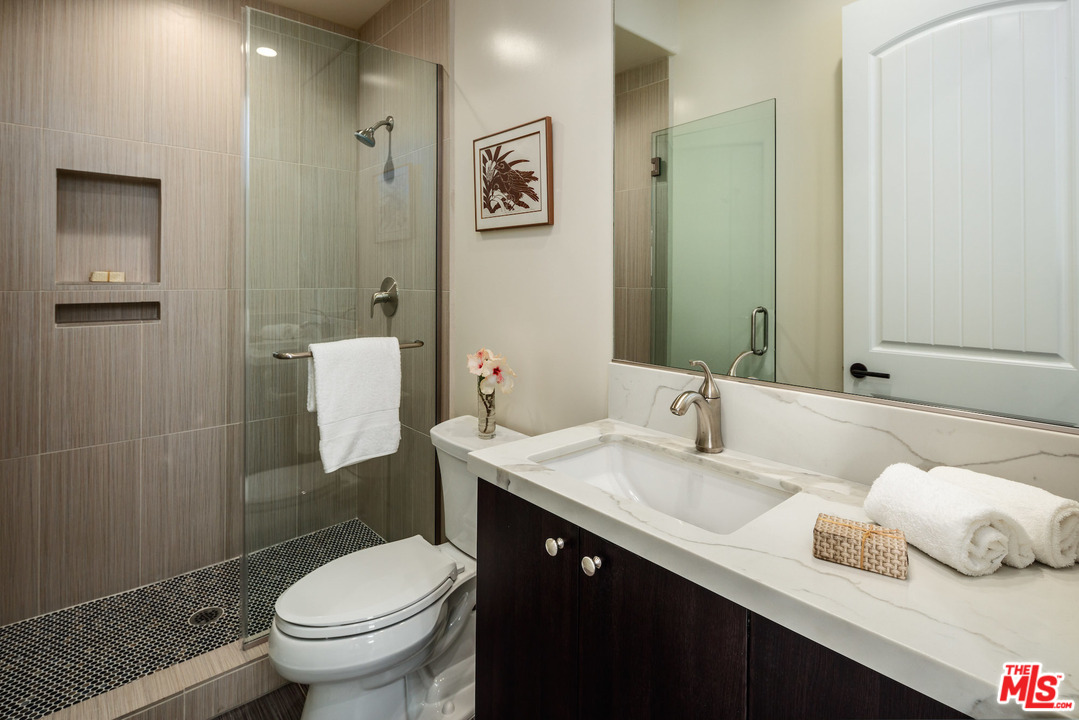 2034 Malcolm Avenue Los Angeles, CA 90025 - Photo 13 of 23