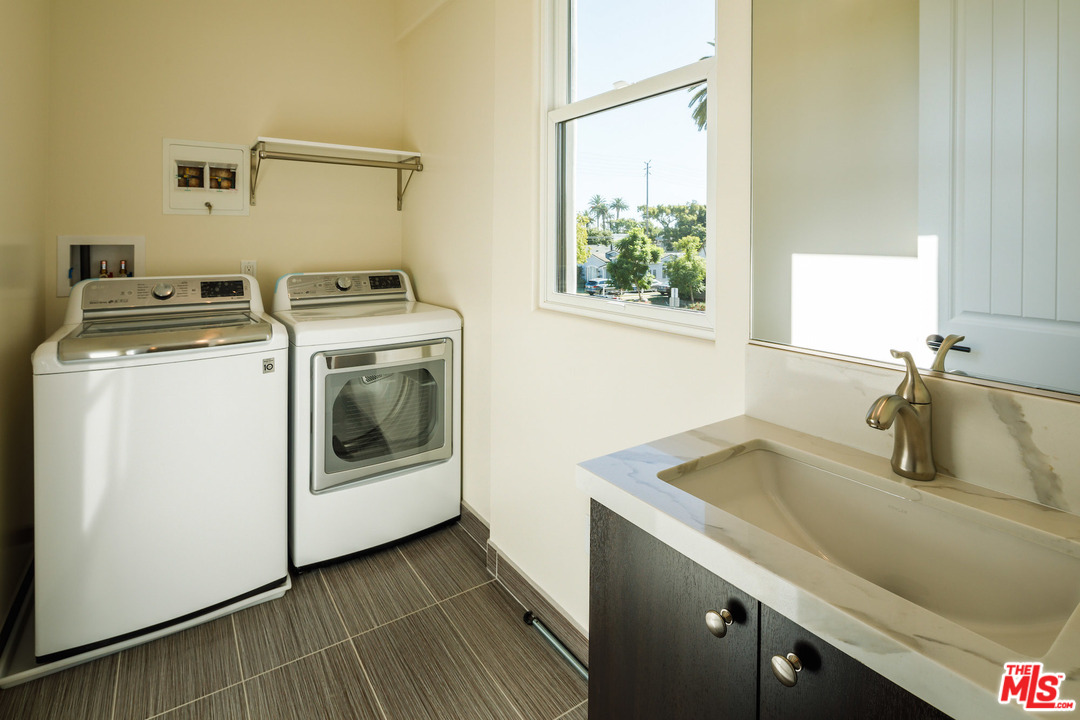 2034 Malcolm Avenue Los Angeles, CA 90025 - Photo 22 of 23