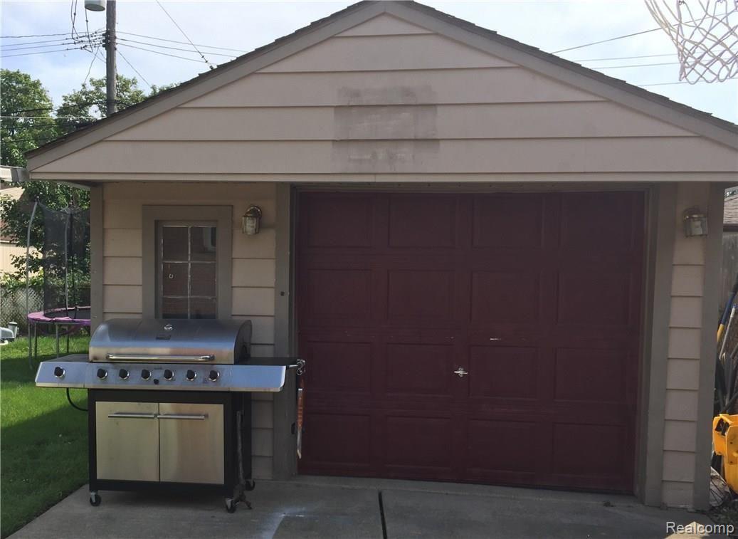 15807 Champaign Road Allen Park, MI 48101 - Photo 14 of 15 champaign garage.JPG