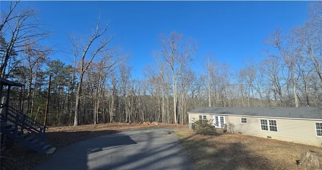 a view of a backyard