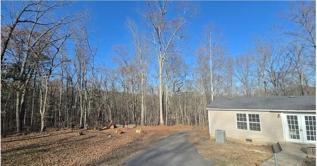 a view of a backyard
