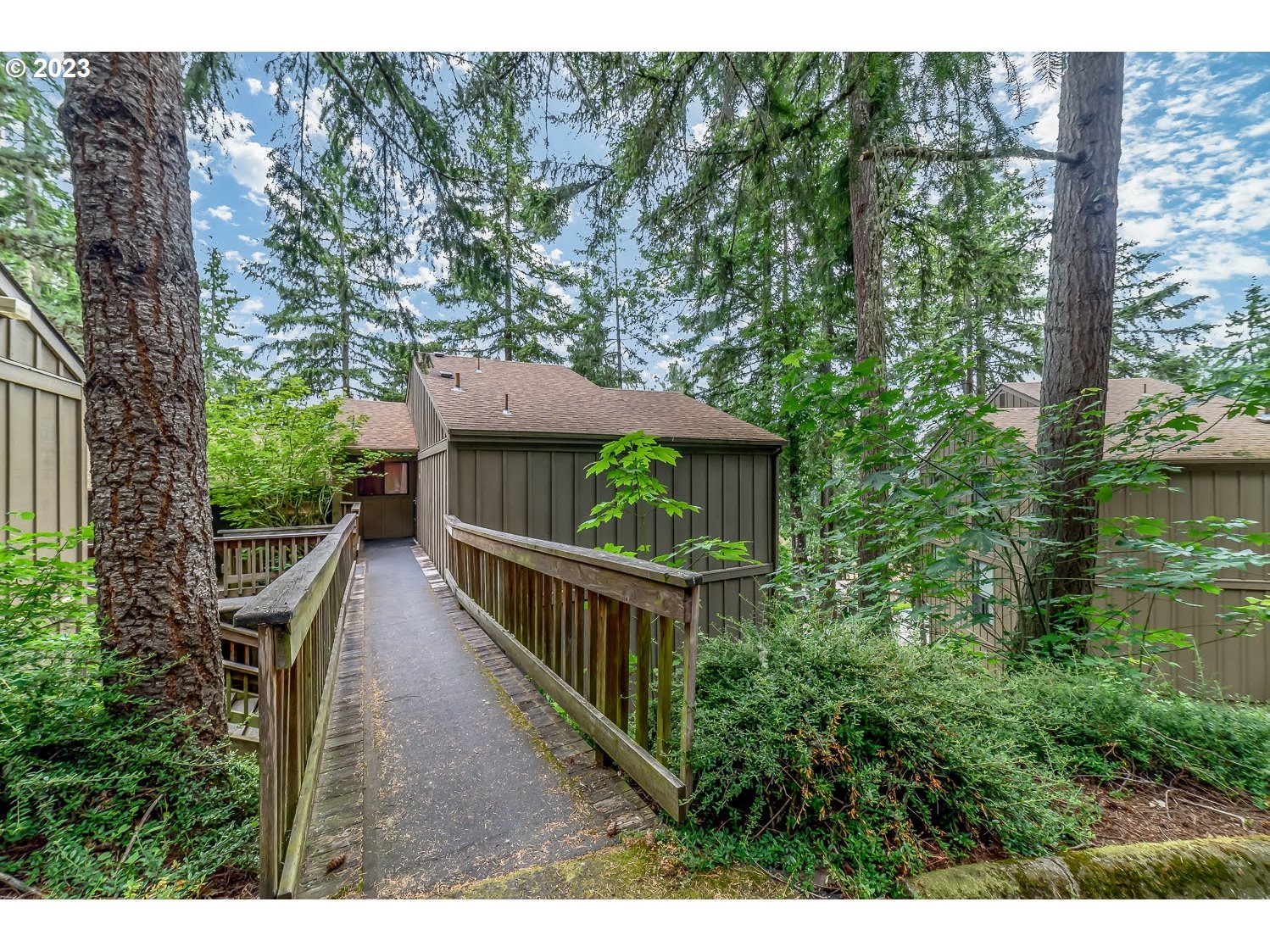 156 Treehill Loop Eugene, OR 97405 - Photo 1 of 22 Gallery Image 1