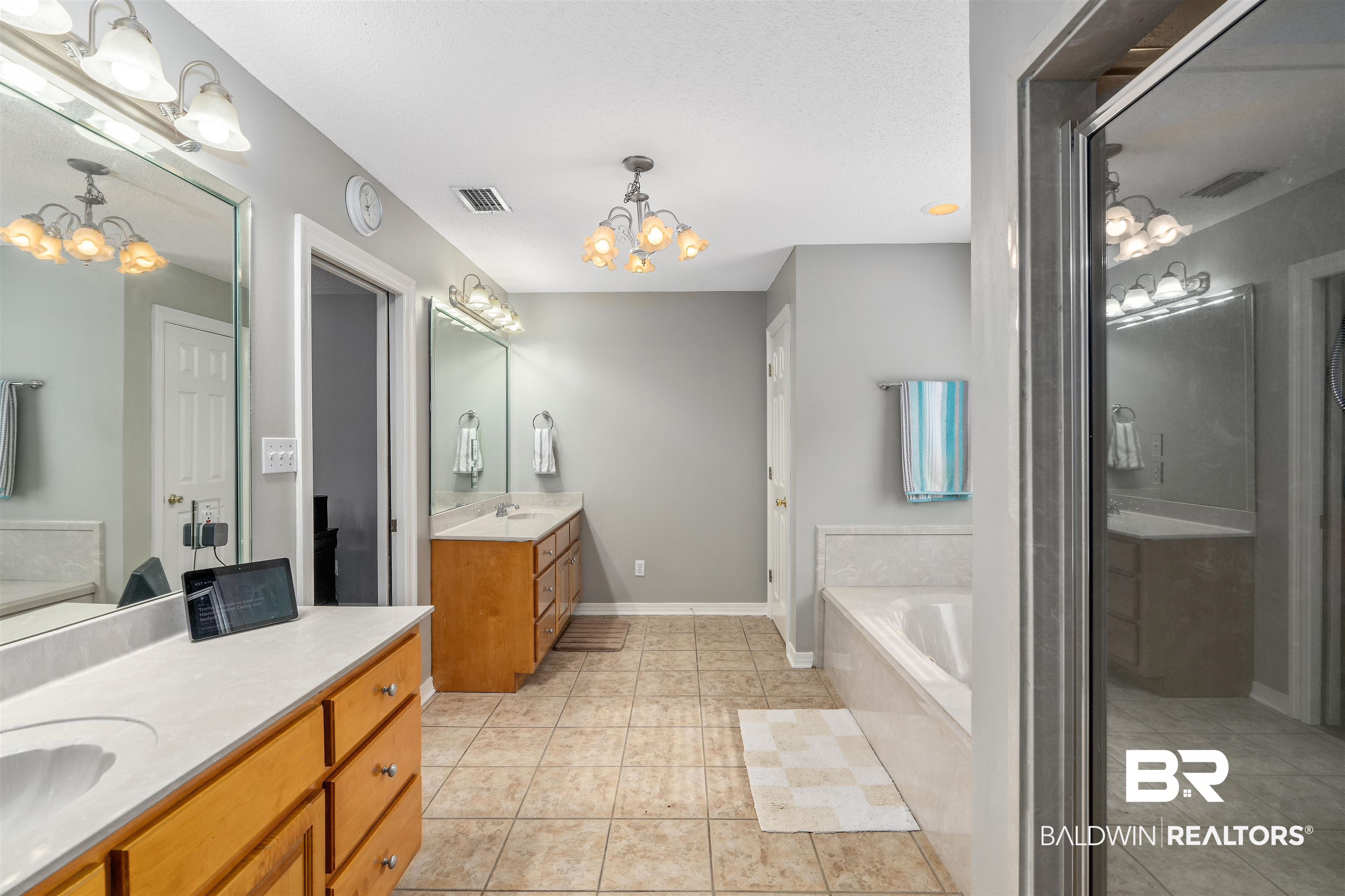 20011 Lawrence Road Fairhope, AL 36532 - Photo 21 of 41 Primary Bath