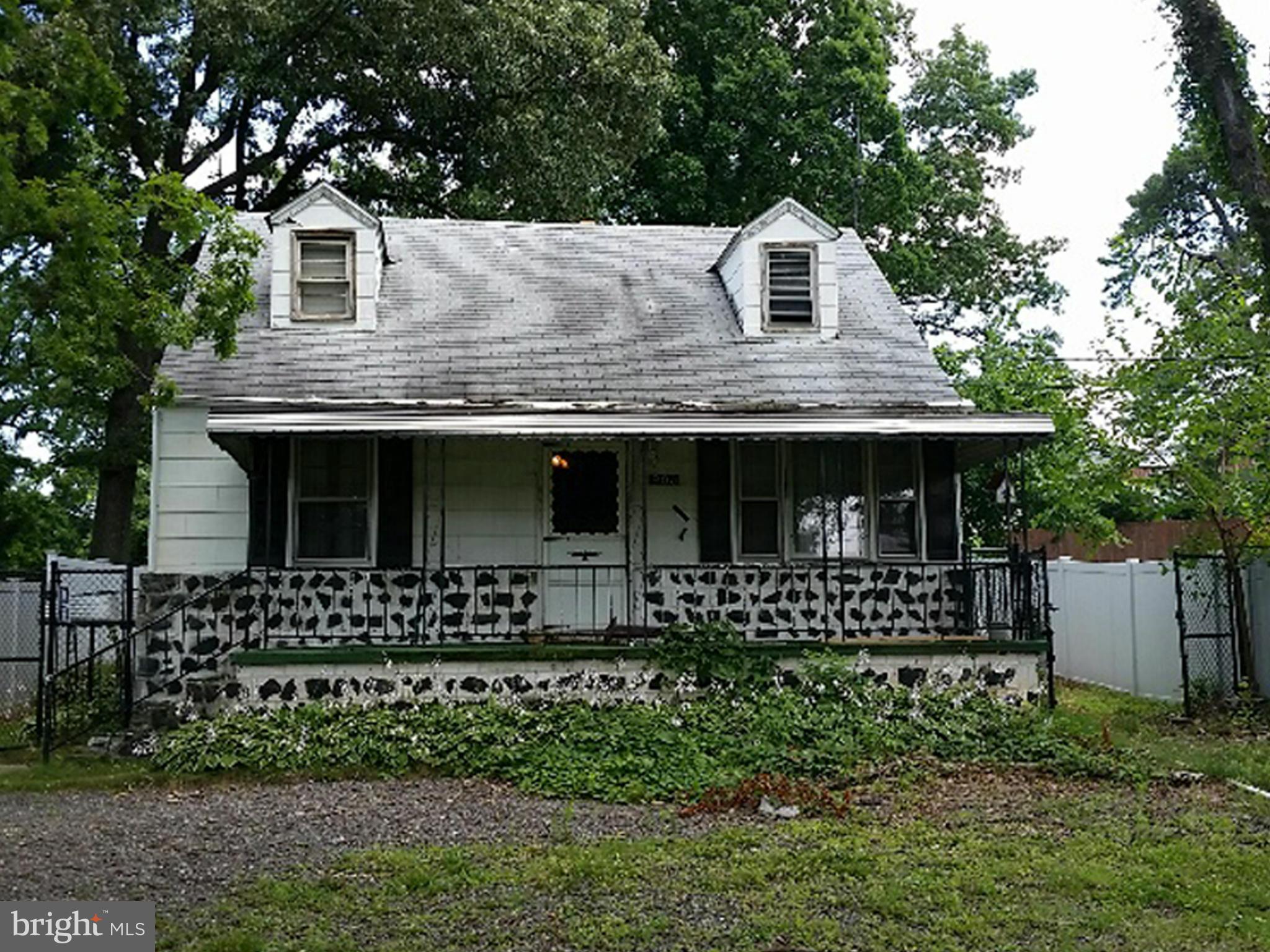 906 Rosedale Avenue Baltimore, MD 21237 - Photo 1 of 4 front view of a house with a yard