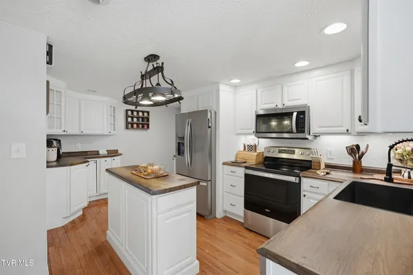 $369,900 | 2222 Shenandoah Drive, Big Stone Gap, VA 24219