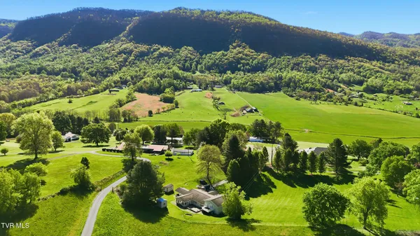 $369,900 | 2222 Shenandoah Drive, Big Stone Gap, VA 24219