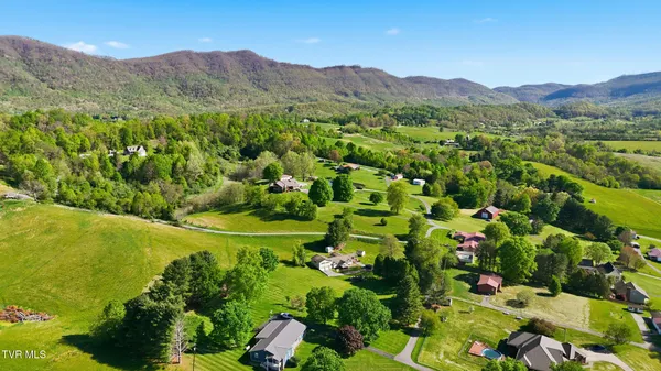 $369,900 | 2222 Shenandoah Drive, Big Stone Gap, VA 24219