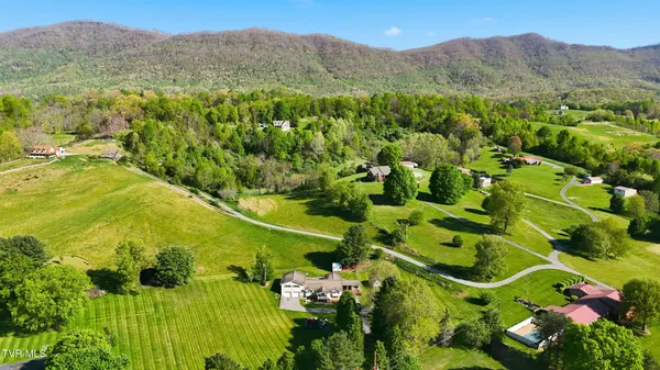 $369,900 | 2222 Shenandoah Drive, Big Stone Gap, VA 24219
