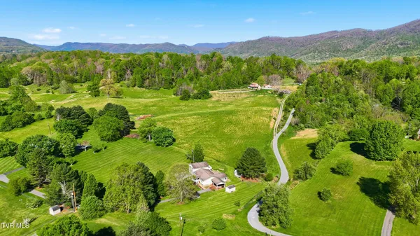 $369,900 | 2222 Shenandoah Drive, Big Stone Gap, VA 24219