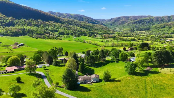 $369,900 | 2222 Shenandoah Drive, Big Stone Gap, VA 24219
