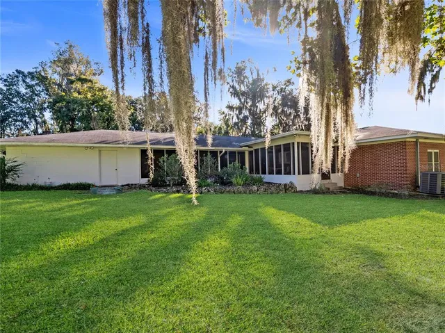 a view of a house with backyard and garden