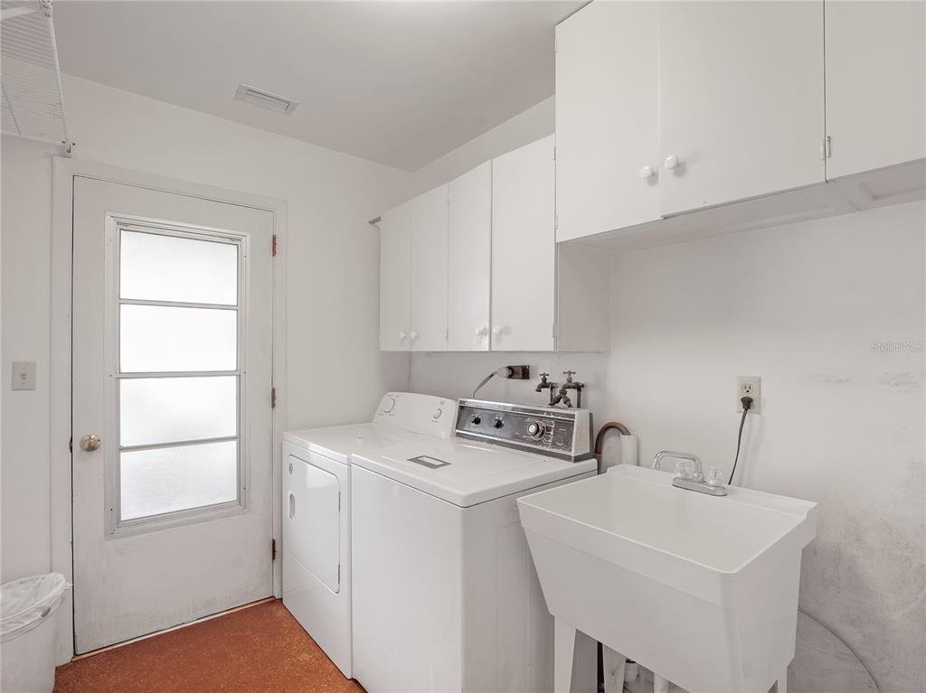 1631 Southeast 17th Street Ocala, FL 34471 - Photo 5 of 36 a utility room with dryer and washer