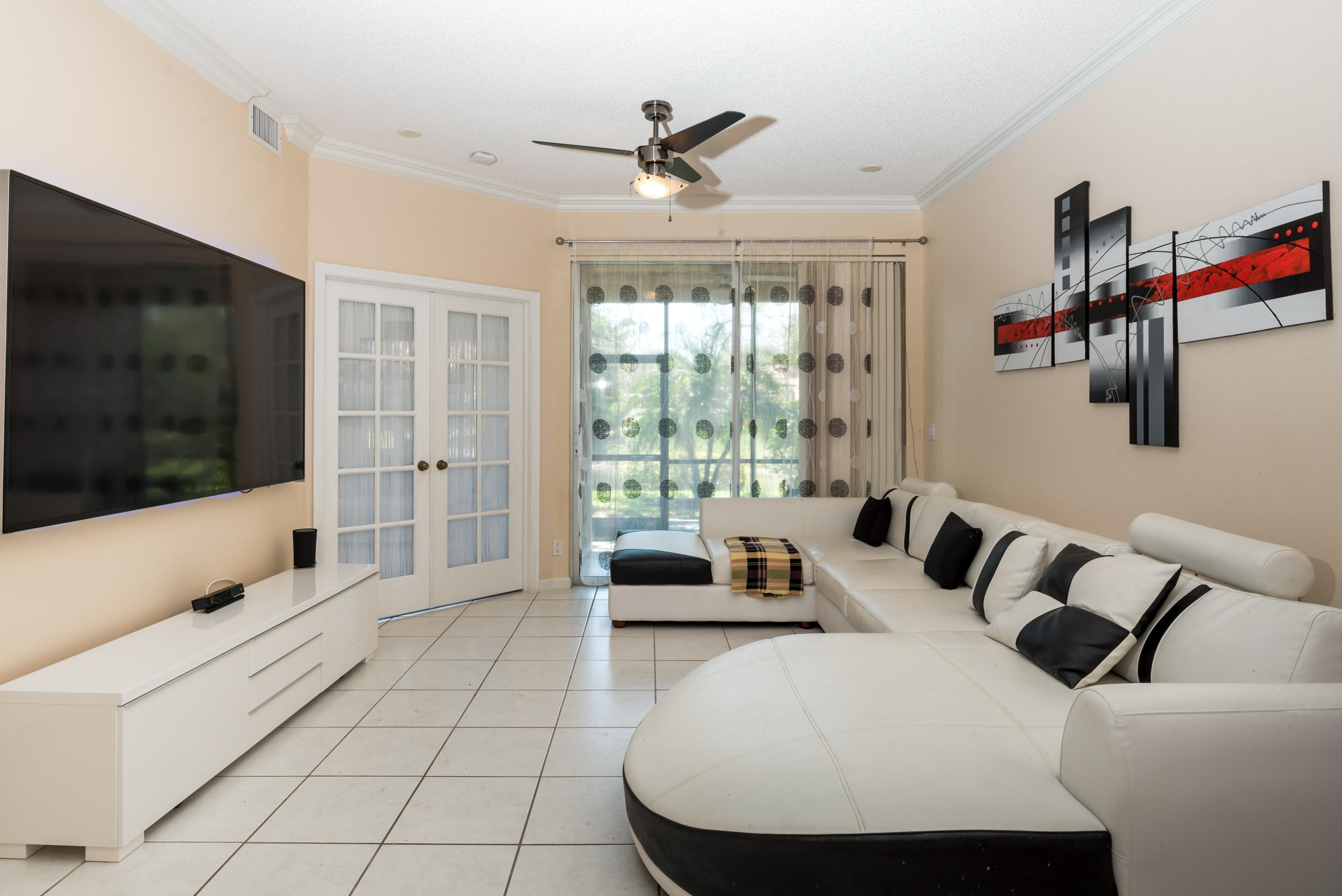007_Family Room
