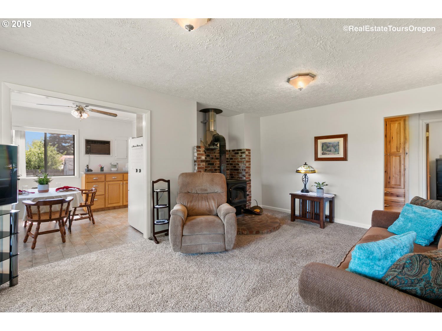 24311 South Larkin Road Beavercreek, OR 97004 - Photo 5 of 31 a living room with furniture and a dining table