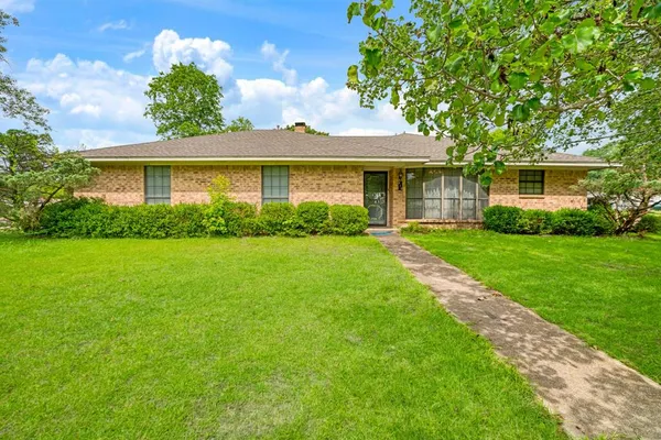 $189,900 | 615 North Main Street, Bogata, TX 75417