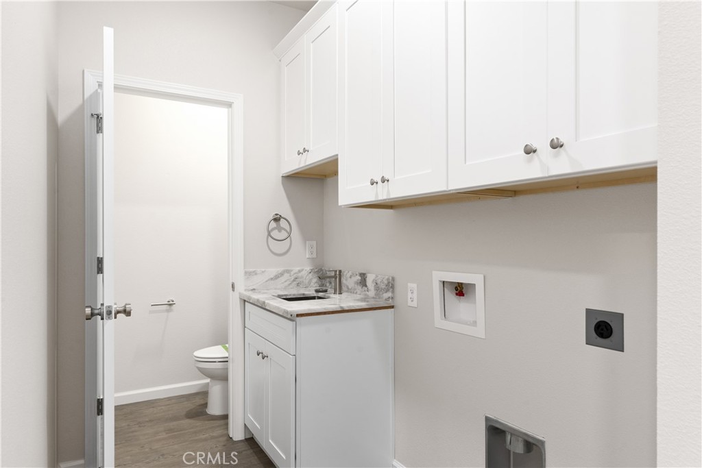 5583 Linrich Lane Paradise, CA 95969 - Photo 14 of 33 a bathroom with a sink a toilet and a mirror