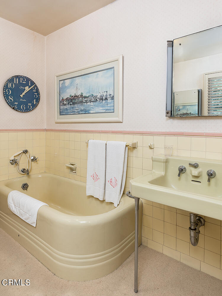 658 Chaucer Road San Marino, CA 91108 - Photo 28 of 39 a bathroom with a bathtub