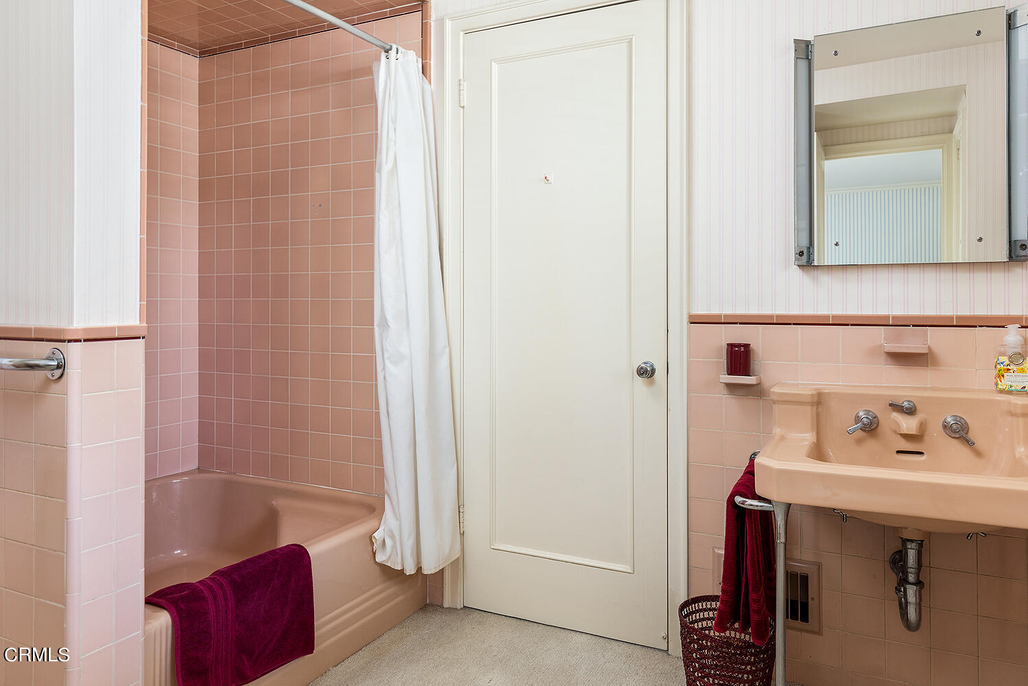 658 Chaucer Road San Marino, CA 91108 - Photo 31 of 39 a bathroom with a sink and a mirror