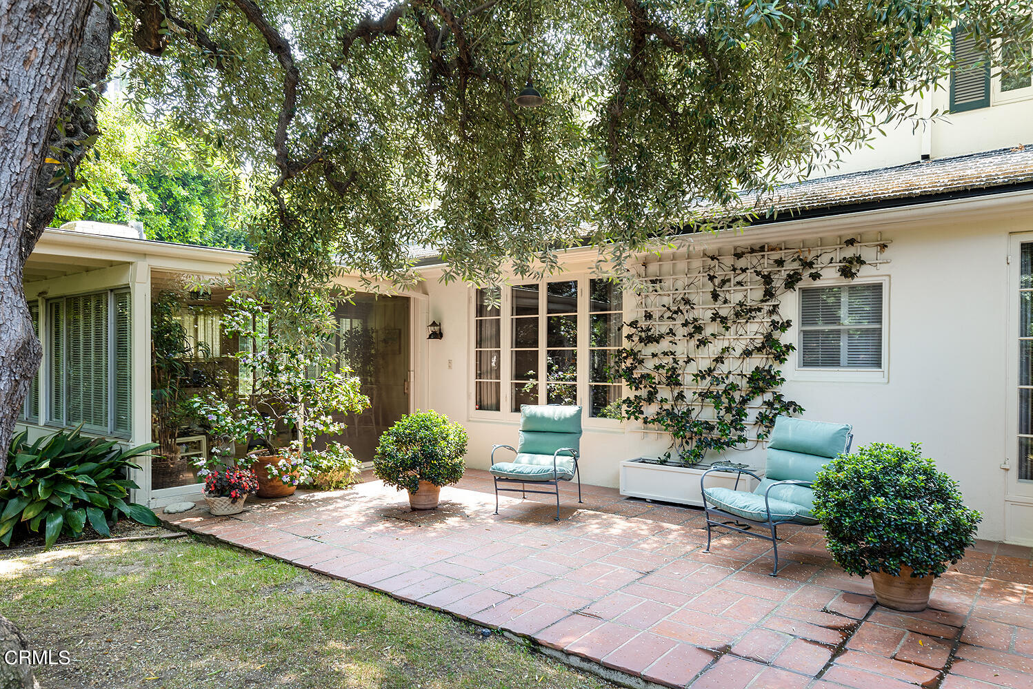 658 Chaucer Road San Marino, CA 91108 - Photo 33 of 39 a front view of a house having yard