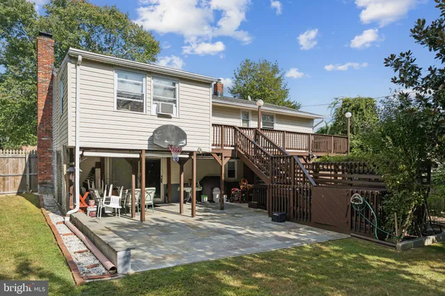 a view of a house with backyard