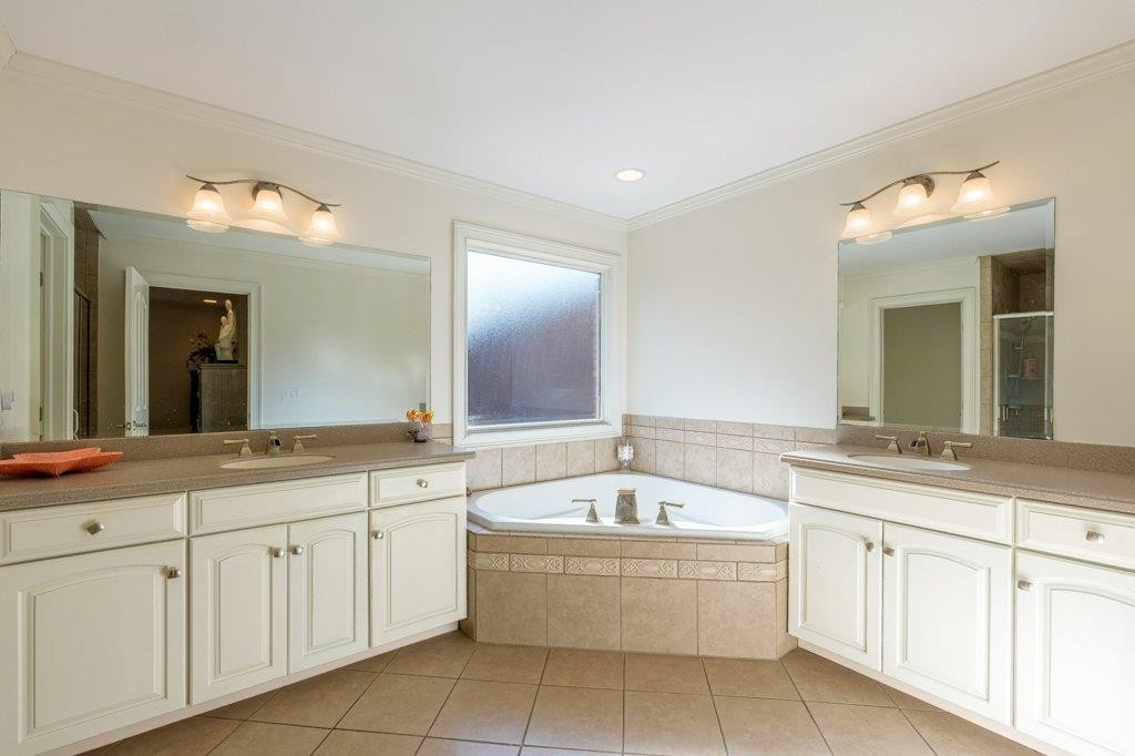 331 Carson Road Muscle Shoals, AL 35661 - Photo 25 of 38 a bathroom with a tub sink and mirror