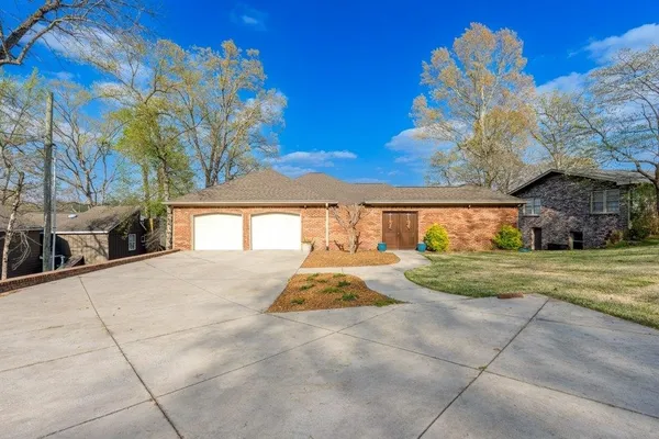 $799,900 | 331 Carson Road, Muscle Shoals, AL 35661