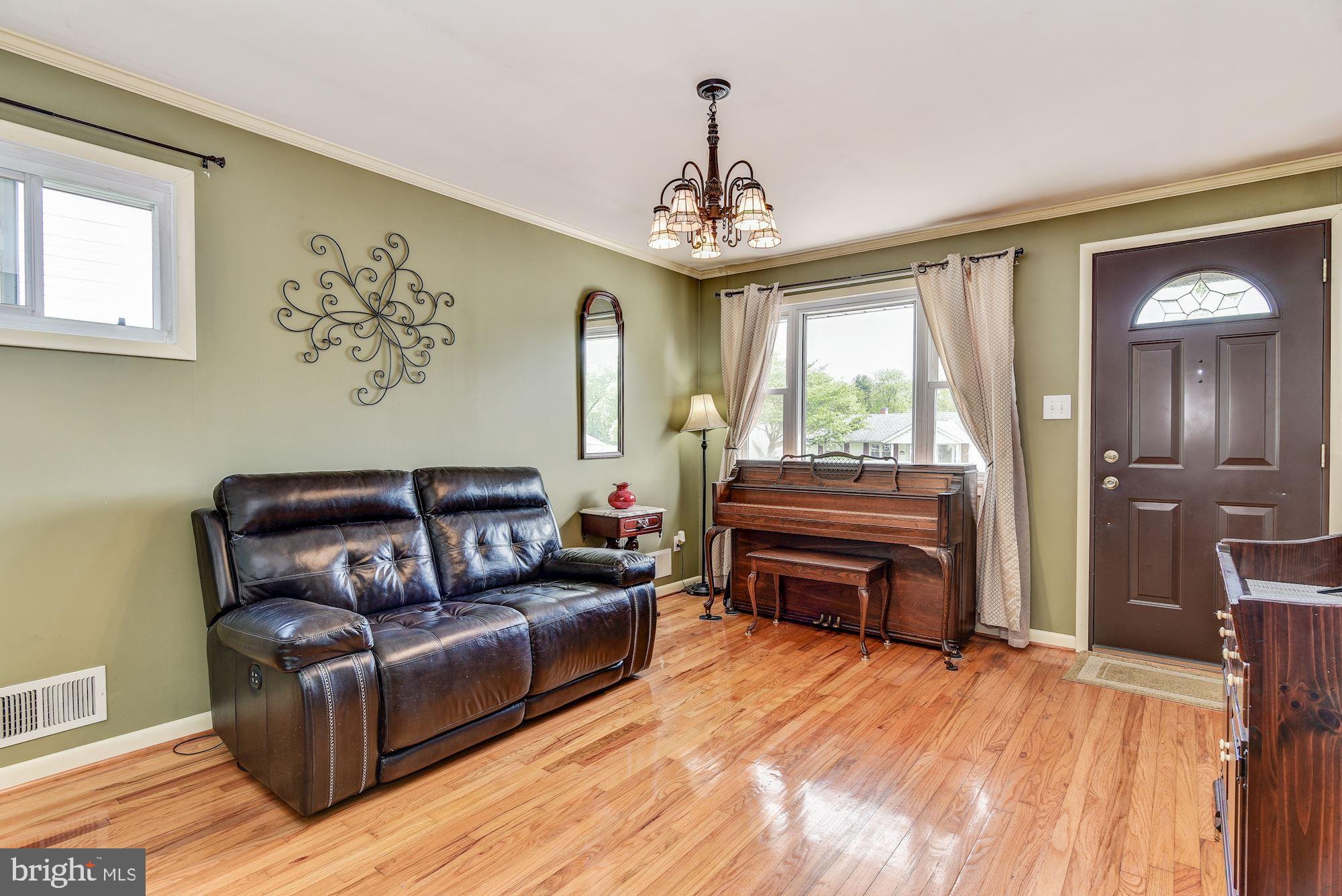 3417 Upton Road Baltimore, MD 21234 - Photo 4 of 25 Living Room