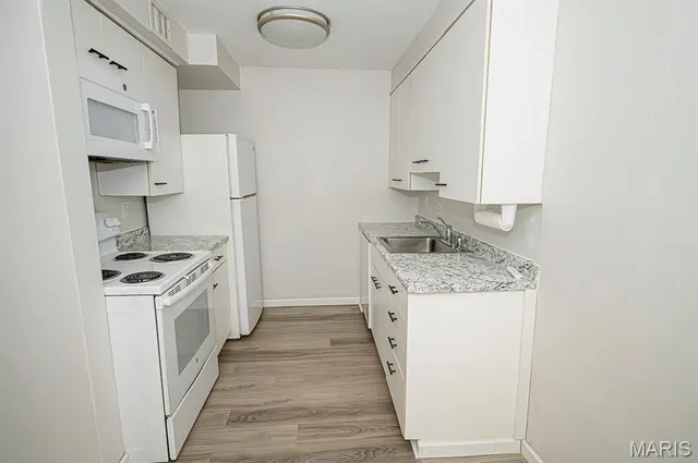 $119,900 | 648 Coeur De Royale Drive, Unit B, Creve Coeur, MO 63141